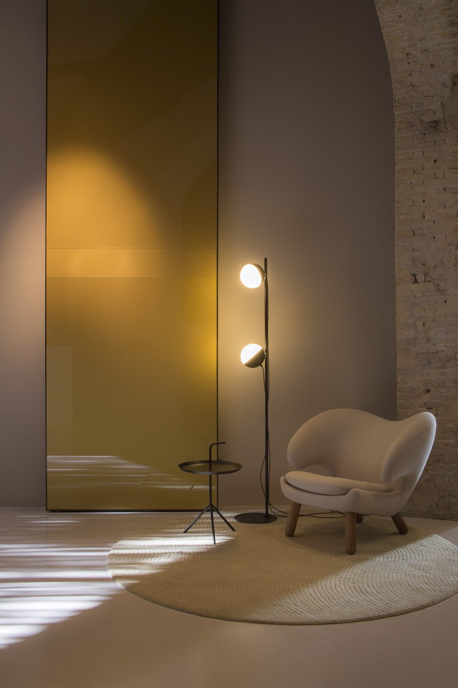 Lámpara de pie de salón Ø16 cm – Milan Half – diseño escultórico giratorio, acabado negro texturado