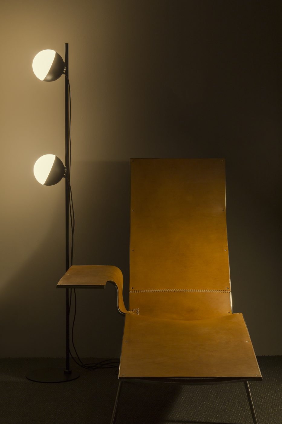 Lámpara de pie de salón Ø16 cm – Milan Half – diseño escultórico giratorio, acabado negro texturado