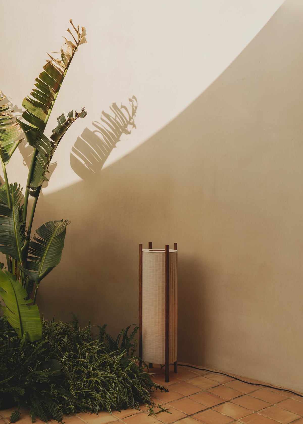 Lámpara de pie de exterior – Milan Rol – diseño cilíndrico en vidrio soplado con patas de madera de iroko, 2 acabados