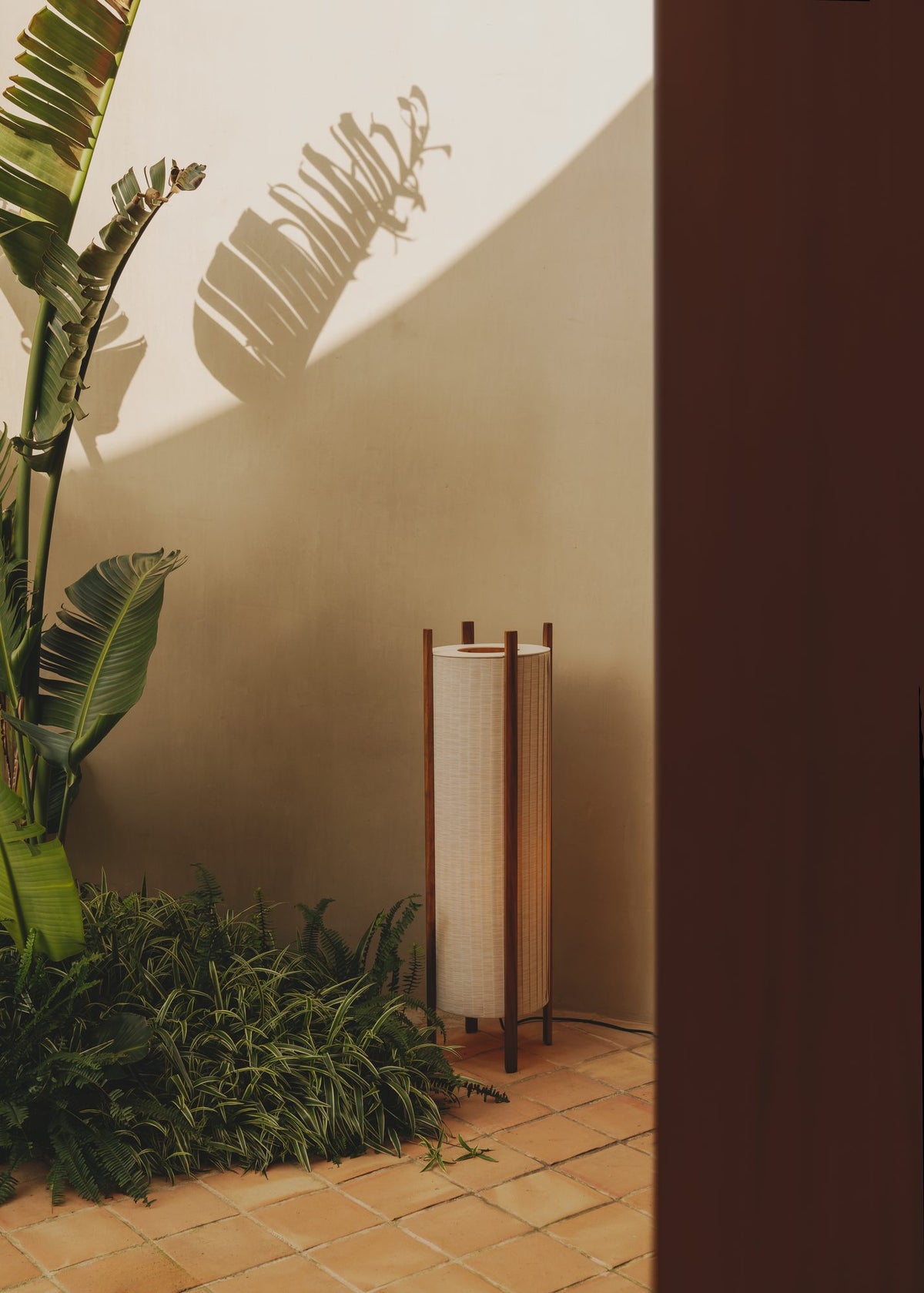 Lámpara de pie de exterior – Milan Rol – diseño cilíndrico en vidrio soplado con patas de madera de iroko, 2 acabados