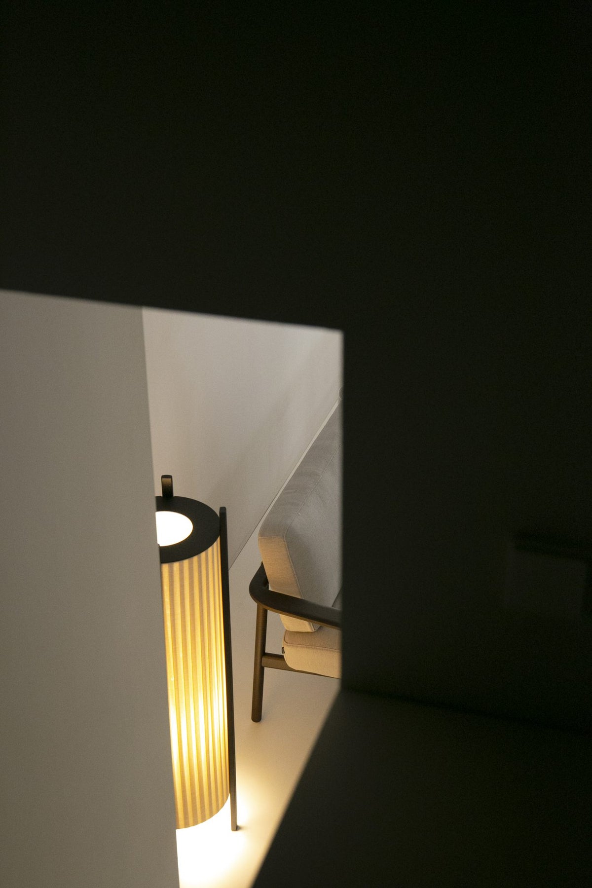 Lámpara de pie de exterior – Milan Rol – diseño cilíndrico en vidrio soplado con patas de madera de iroko, 2 acabados