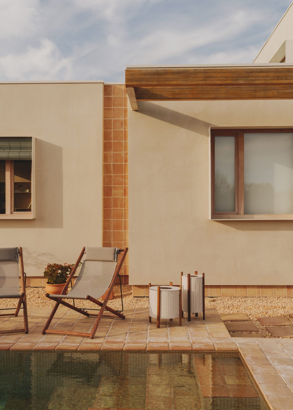 Lámpara de pie de exterior – Milan Rol – diseño cilíndrico en vidrio soplado con patas de madera de iroko, 2 acabados