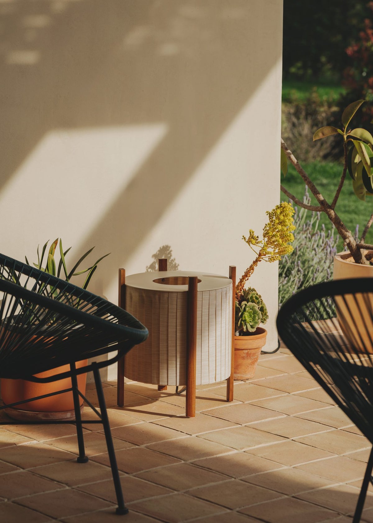Lámpara de pie de exterior – Milan Rol – diseño cilíndrico en vidrio soplado con patas de madera de iroko, 2 acabados