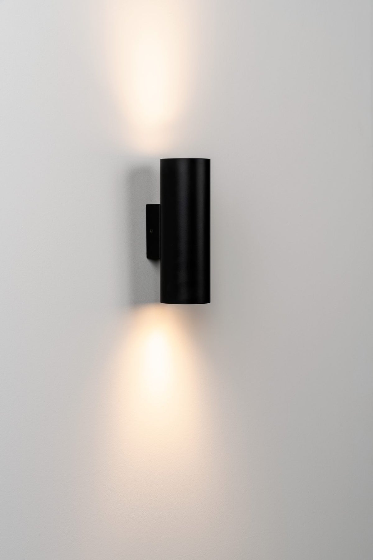 Aplique de pared de 2 luces – Milan Kronn – cuerpo de zamak inyectado, 3 acabados