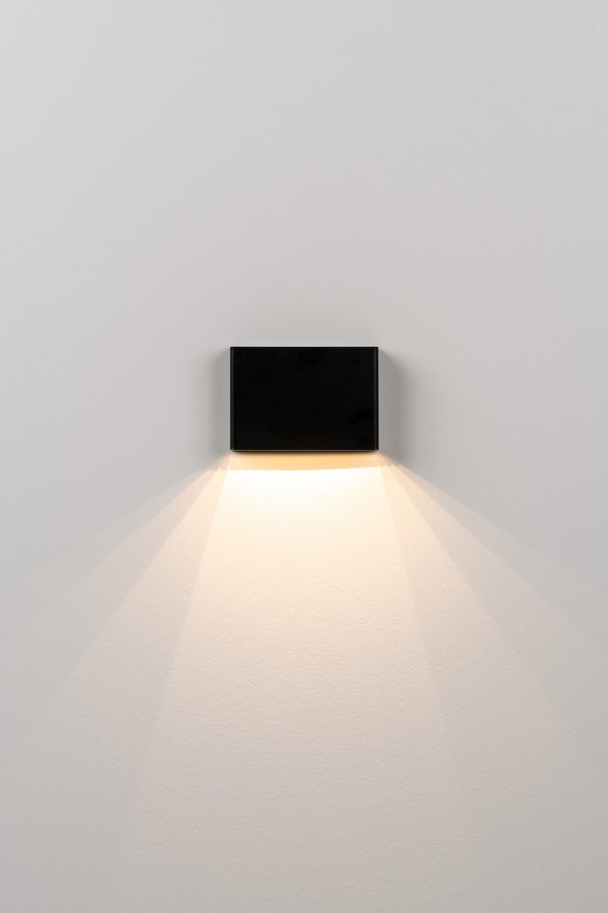 Aplique de pared con LED integrado – Milan O-tel – base de aluminio inyectado, también disponible numerado para hoteles, 3 acabados