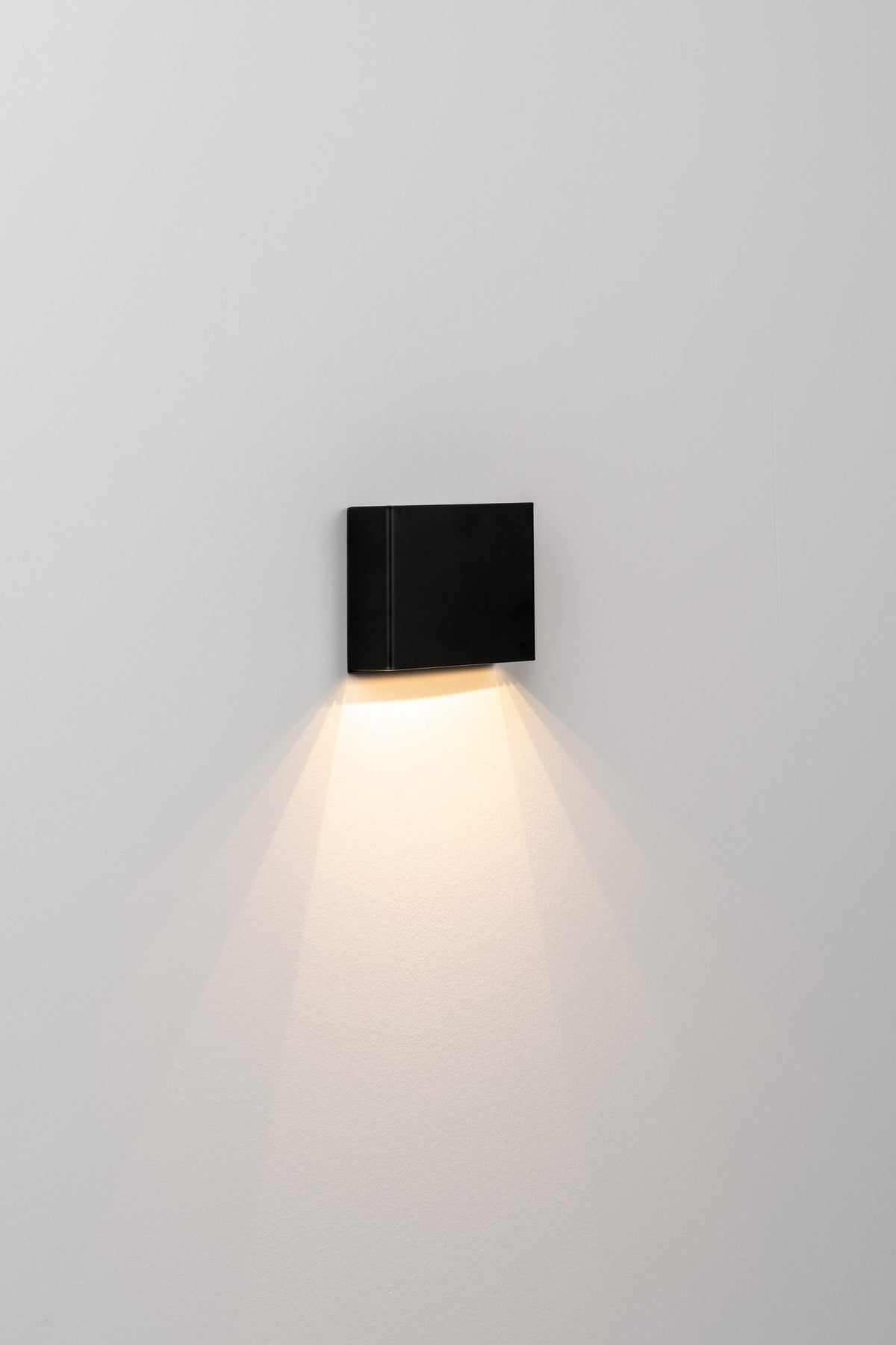 Aplique de pared con LED integrado – Milan O-tel – base de aluminio inyectado, también disponible numerado para hoteles, 3 acabados