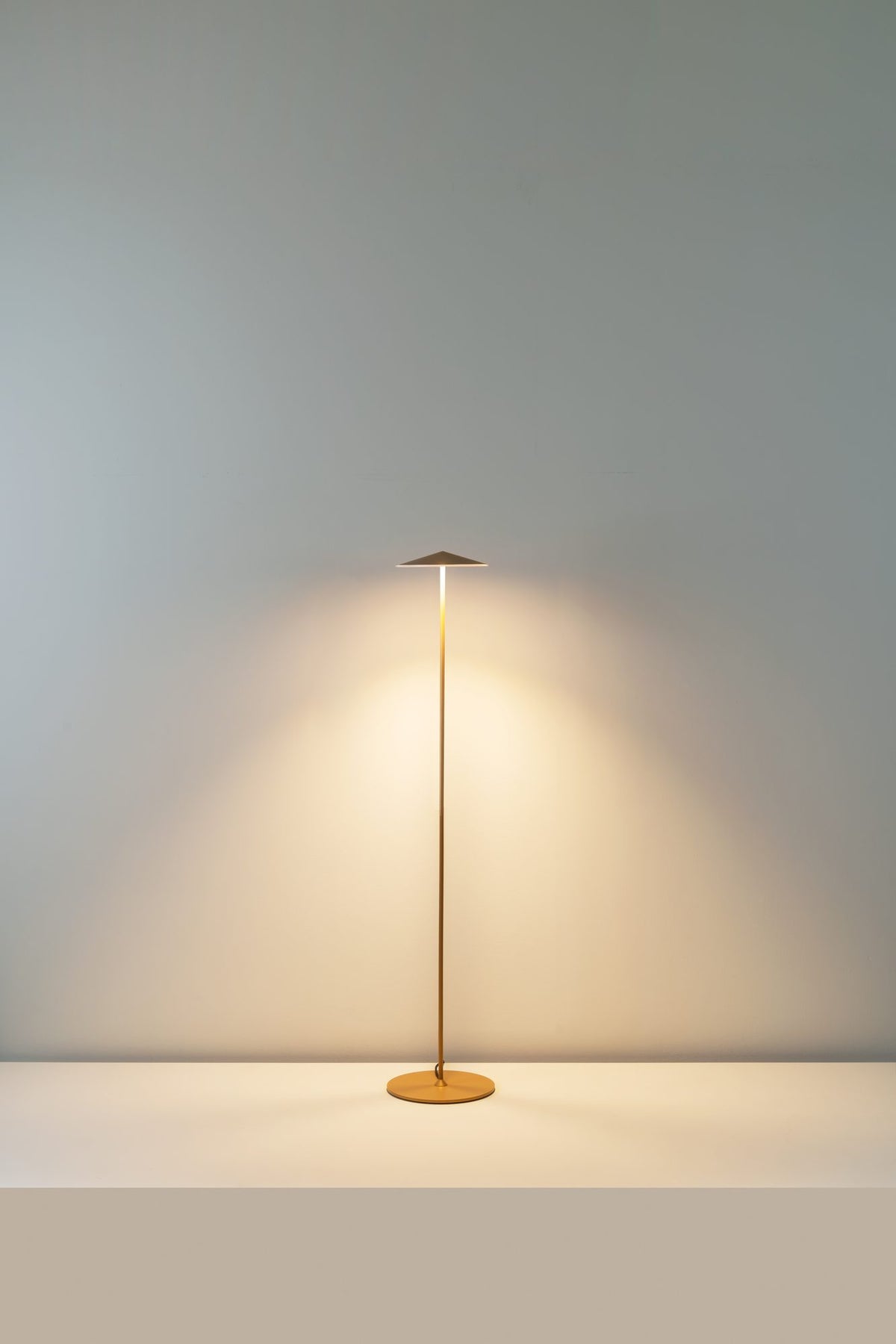 Lámpara de pie de salón 120 cm – Milan Pla – cuerpo de aluminio inyectado, 4 acabados