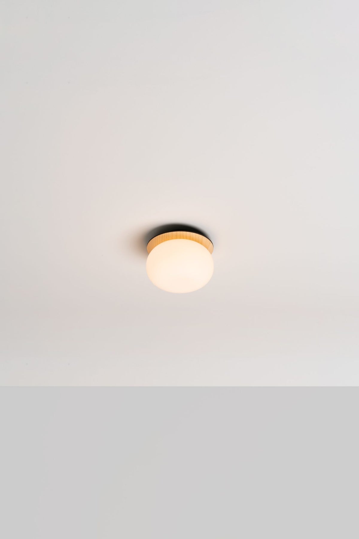 Aplique o plafón Ø15 cm – Milan Knock – base reversible en madera de fresno con globo de vidrio soplado