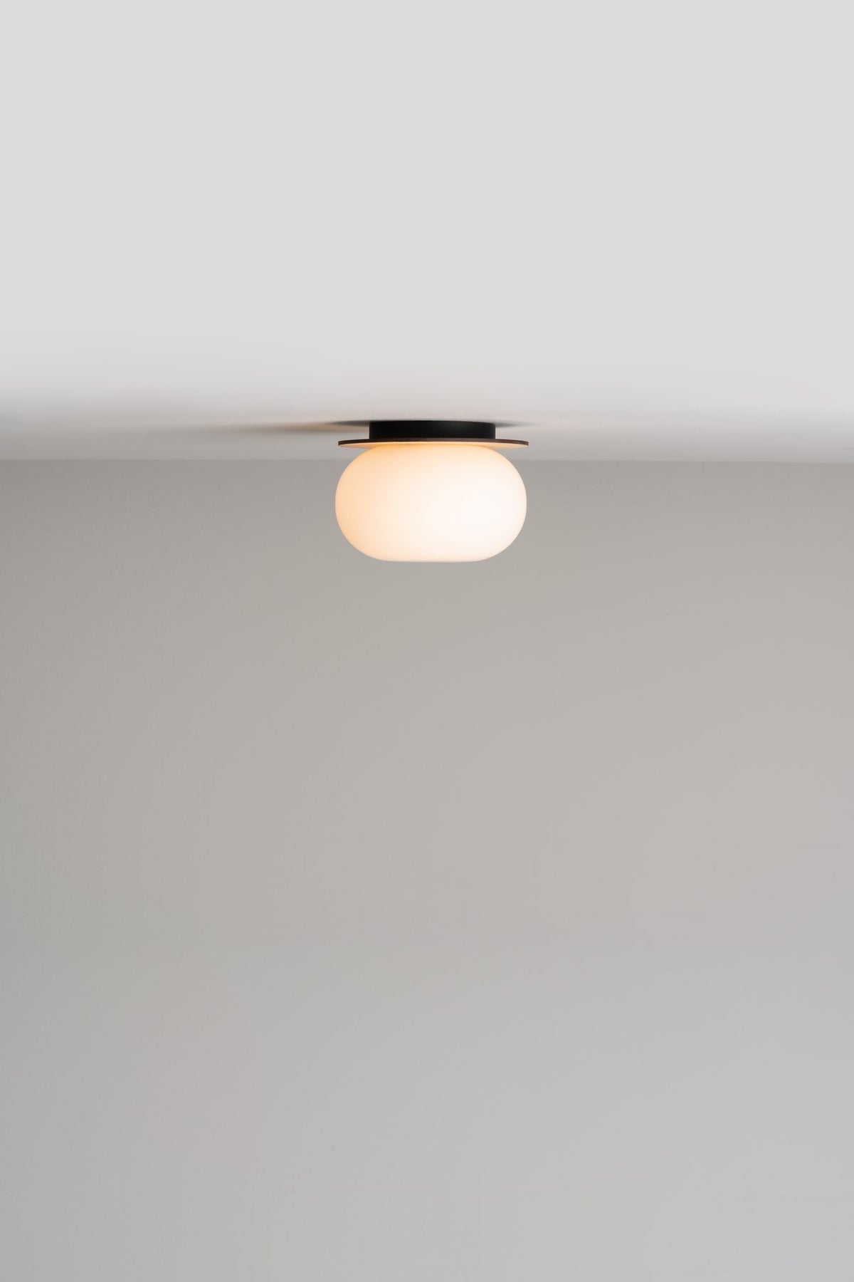 Aplique o plafón Ø15 cm – Milan Knock – base reversible en madera de fresno con globo de vidrio soplado