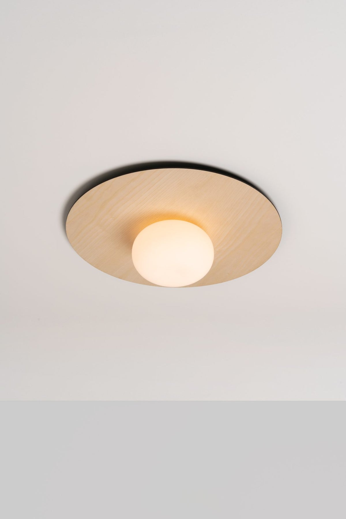 Aplique o plafón Ø40 cm – Milan Knock – base reversible en madera de fresno con globo de vidrio soplado
