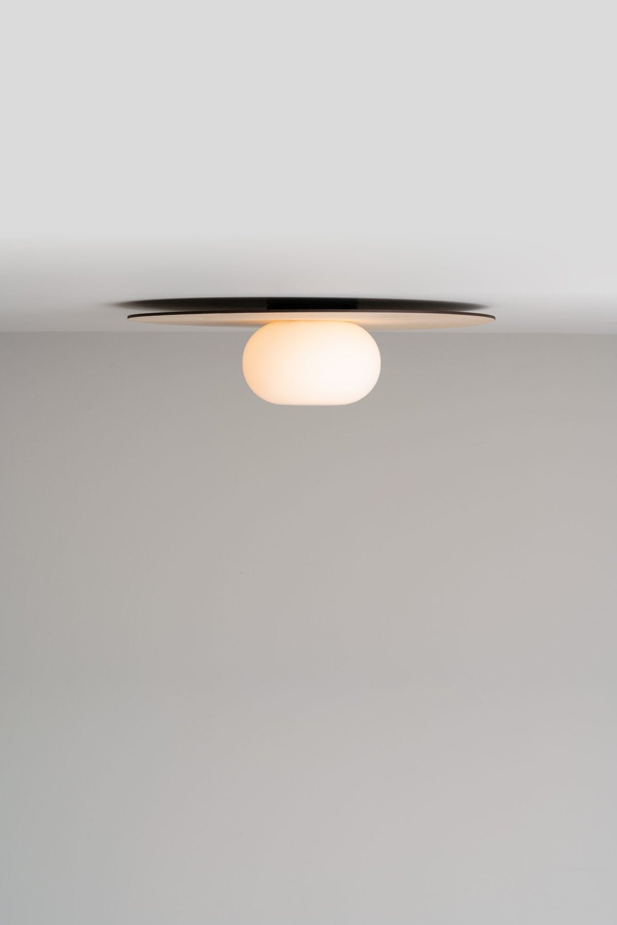 Aplique o plafón Ø40 cm – Milan Knock – base reversible en madera de fresno con globo de vidrio soplado