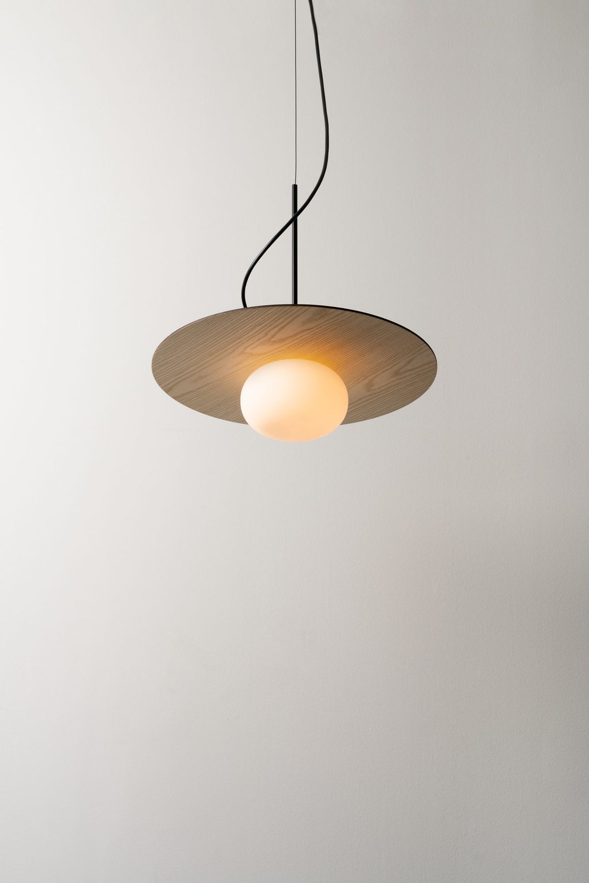Lámpara colgante – Milan Knock – base reversible en madera de fresno con globo de vidrio soplado