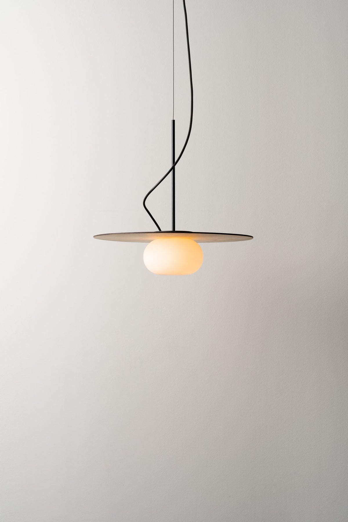 Lámpara colgante – Milan Knock – base reversible en madera de fresno con globo de vidrio soplado