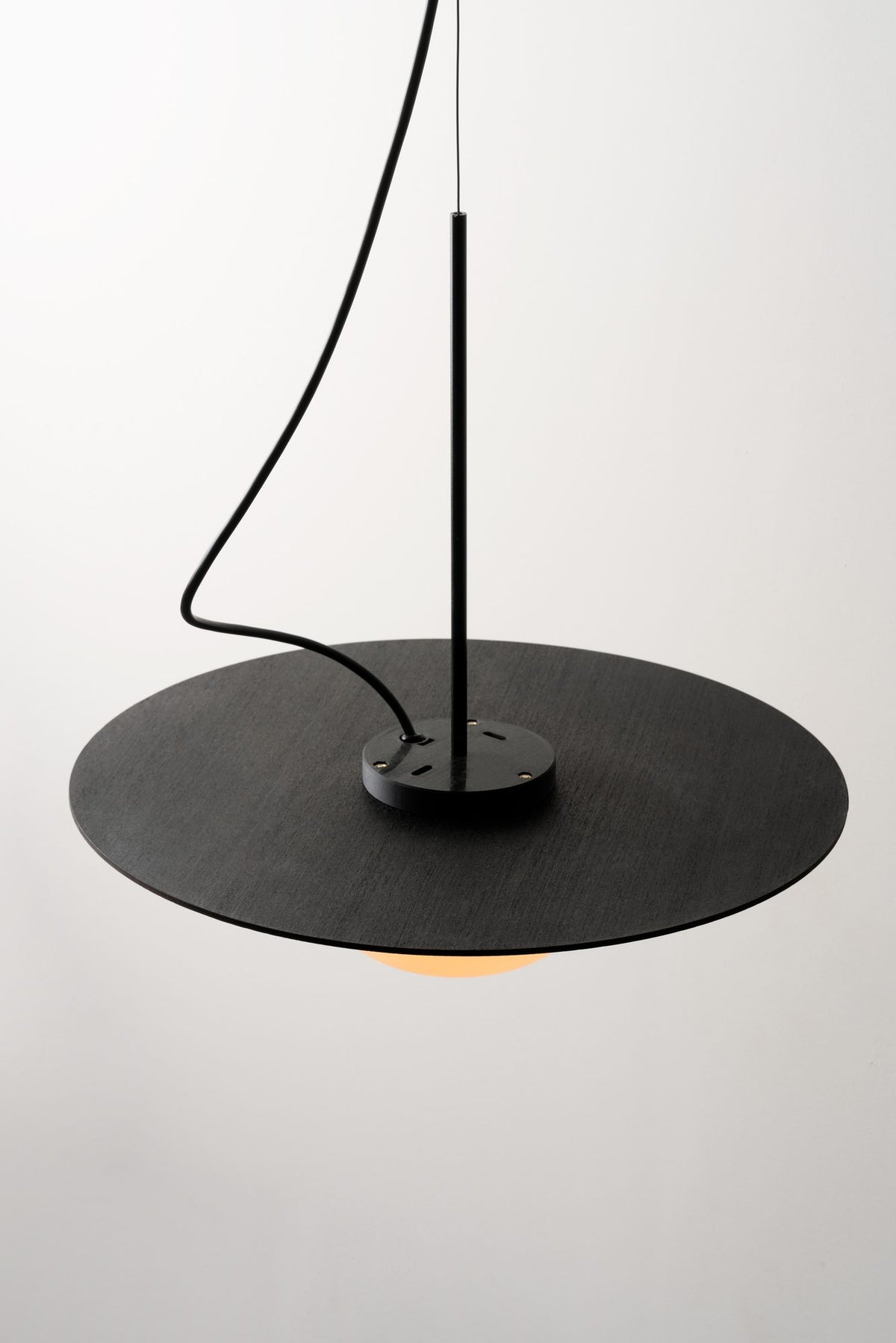 Lámpara colgante – Milan Knock – base reversible en madera de fresno con globo de vidrio soplado