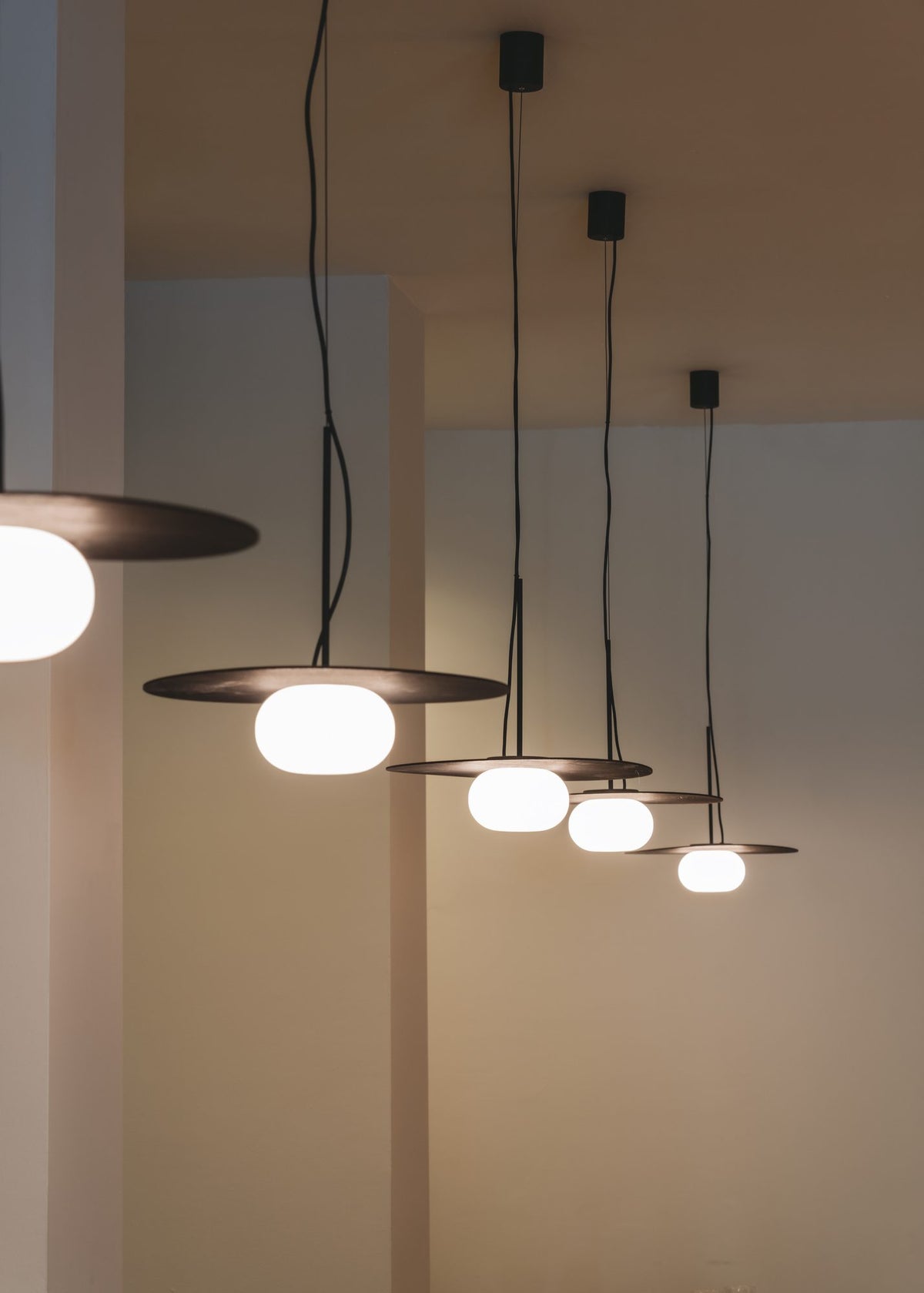 Lámpara colgante – Milan Knock – base reversible en madera de fresno con globo de vidrio soplado