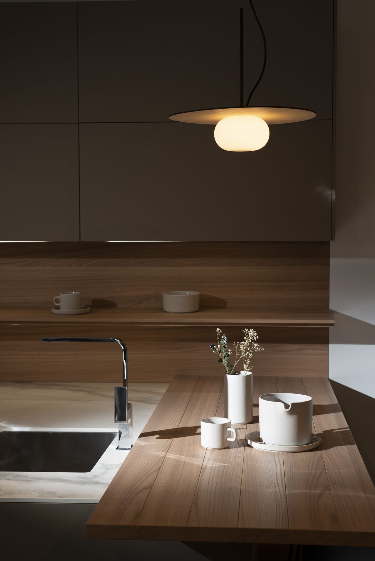 Lámpara colgante – Milan Knock – base reversible en madera de fresno con globo de vidrio soplado