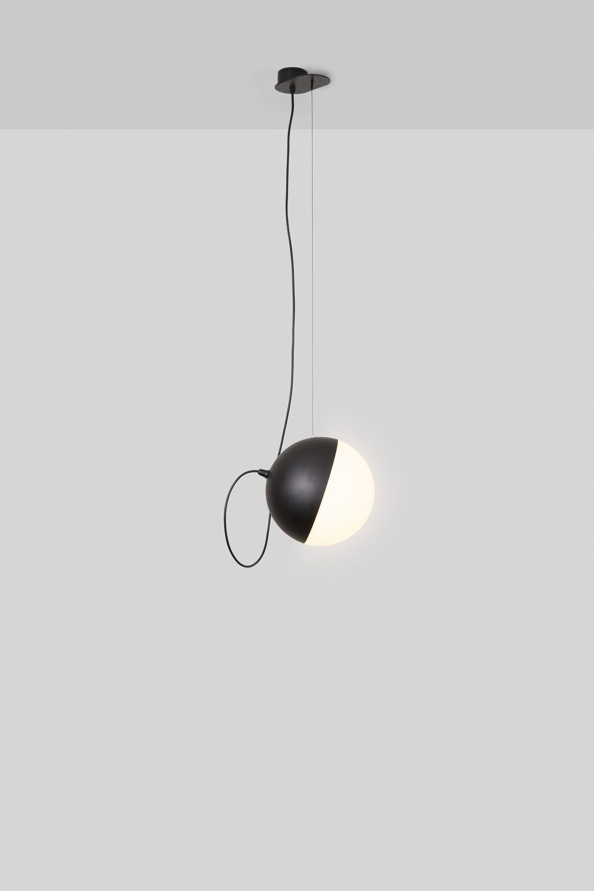 Lámpara colgante Ø25 cm – Milan Half – diseño escultórico giratorio, acabado negro texturado