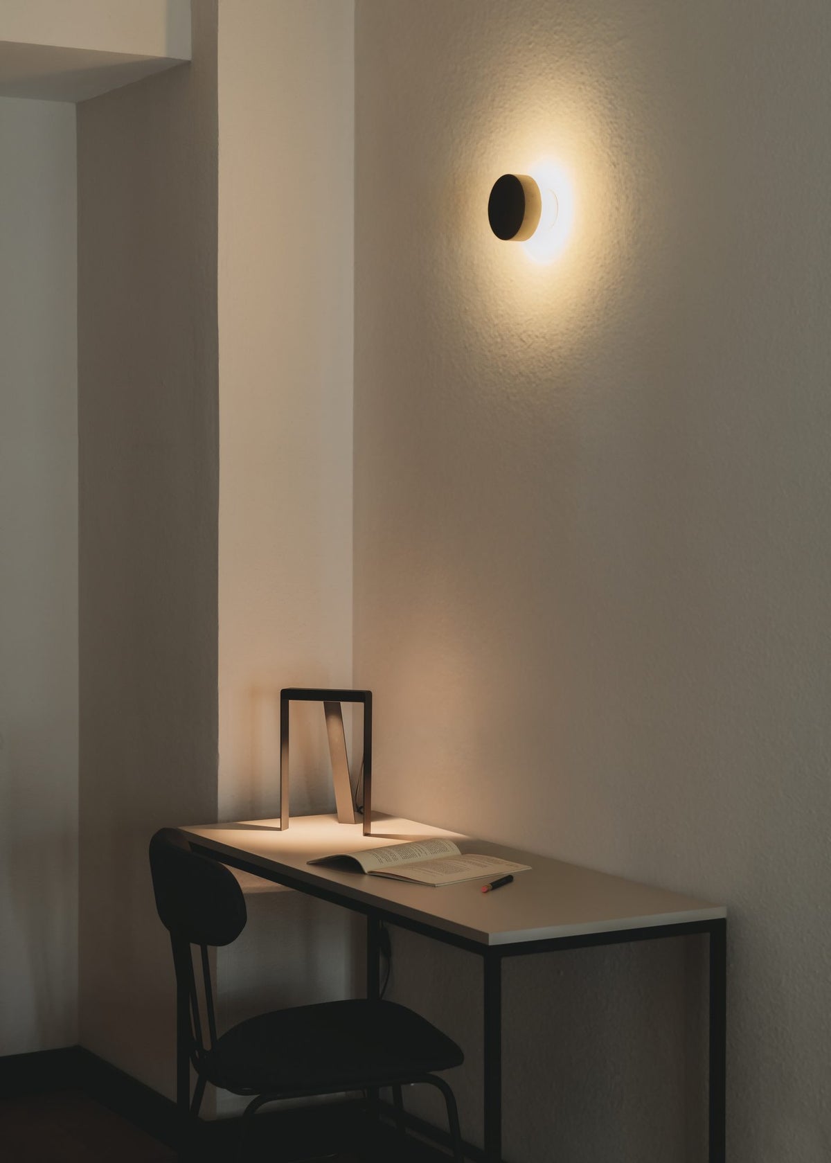 Lámpara de sobremesa – Milan Tempe – diseño en chapa metálica plegada con forma de T, 4 acabados