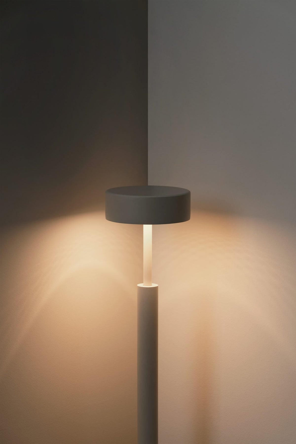 Lámpara de pie de salón 170 cm – Milan Peak – diseño cilíndrico en tela, 3 acabados