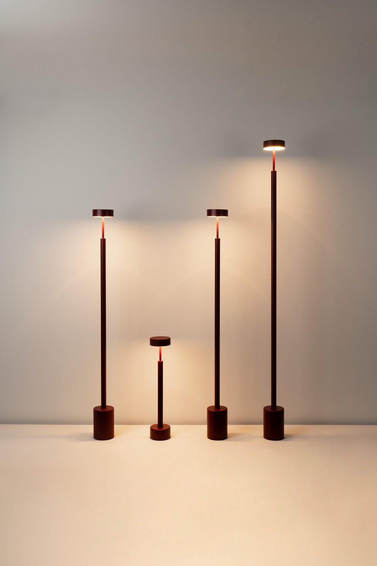 Lámpara de pie de salón 170 cm – Milan Peak – diseño cilíndrico en tela, 3 acabados