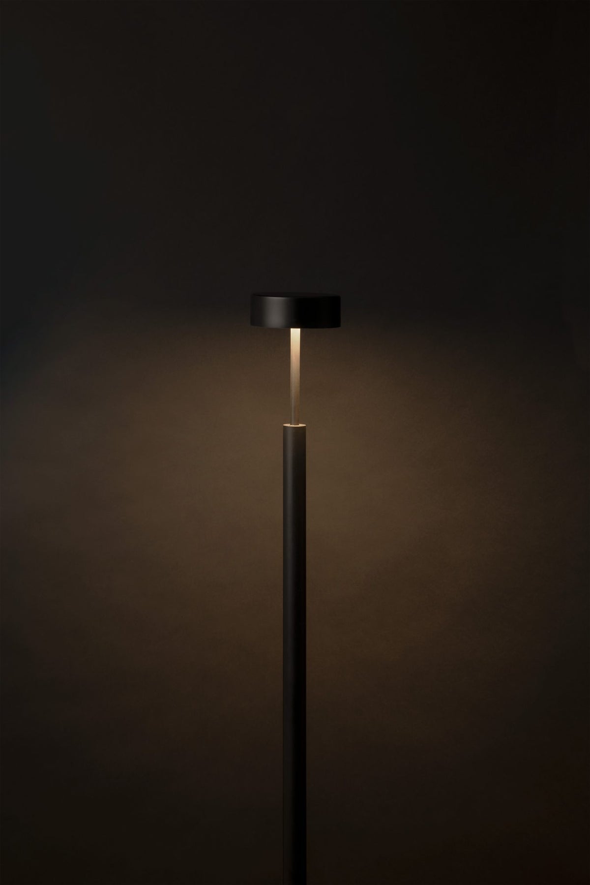 Lámpara de pie de salón 170 cm – Milan Peak – diseño cilíndrico en tela, 3 acabados