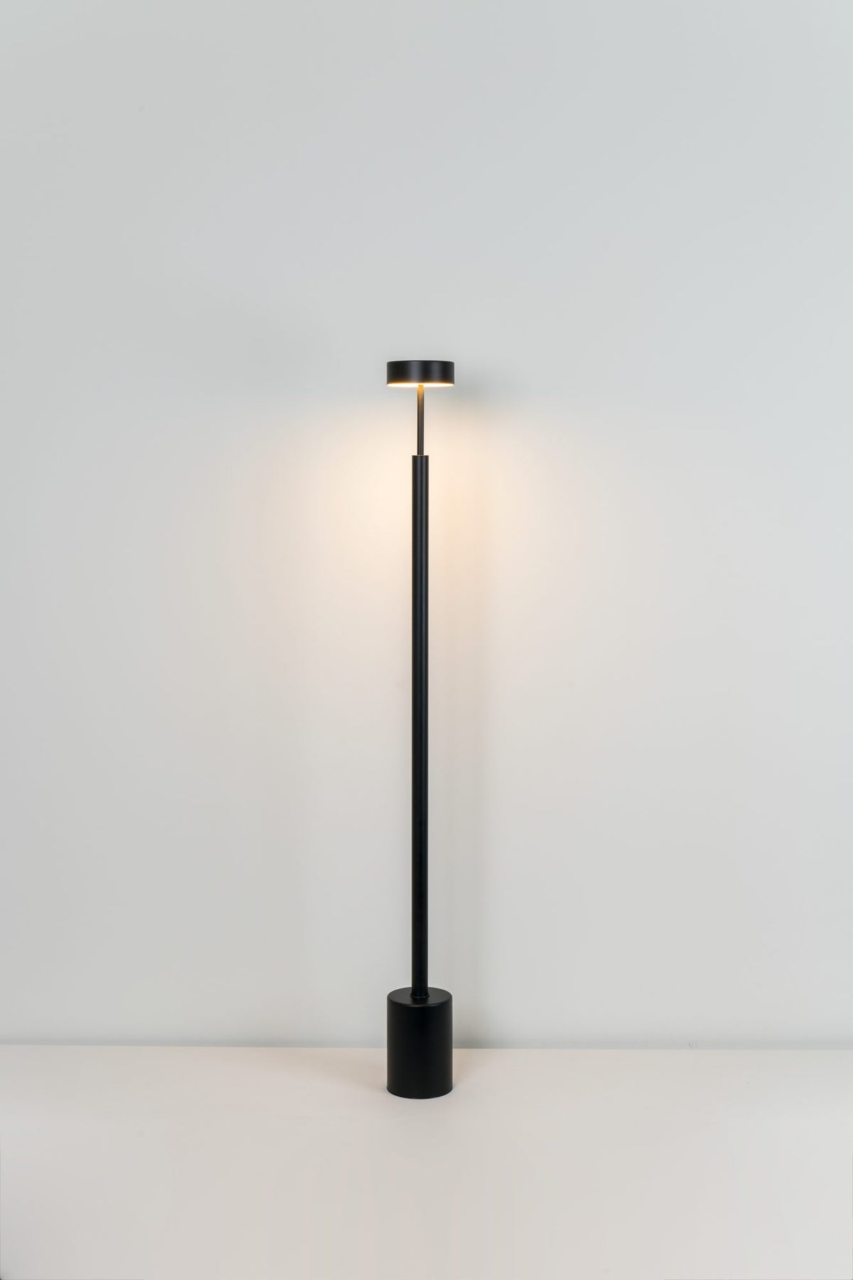 Lámpara de pie de salón 130 cm – Milan Peak – diseño de cilindros superpuestos en metal, 3 acabados