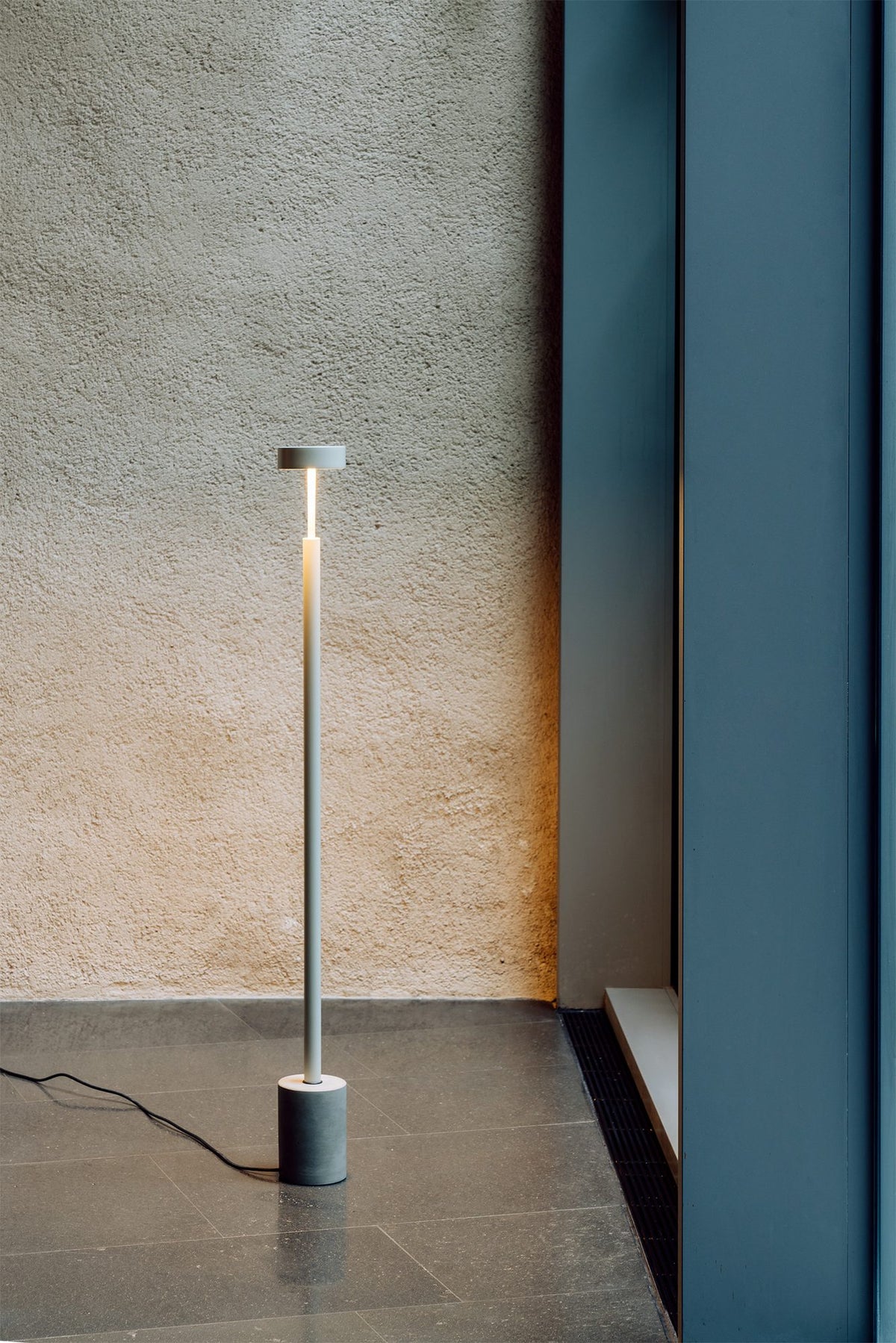 Lámpara de pie de salón 130 cm – Milan Peak – diseño de cilindros superpuestos en metal, 3 acabados
