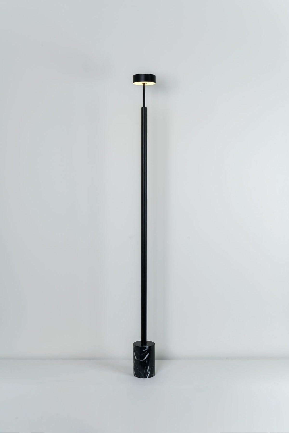 Lámpara de pie de salón 170 cm – Milan Peak – diseño cilíndrico en tela, 3 acabados