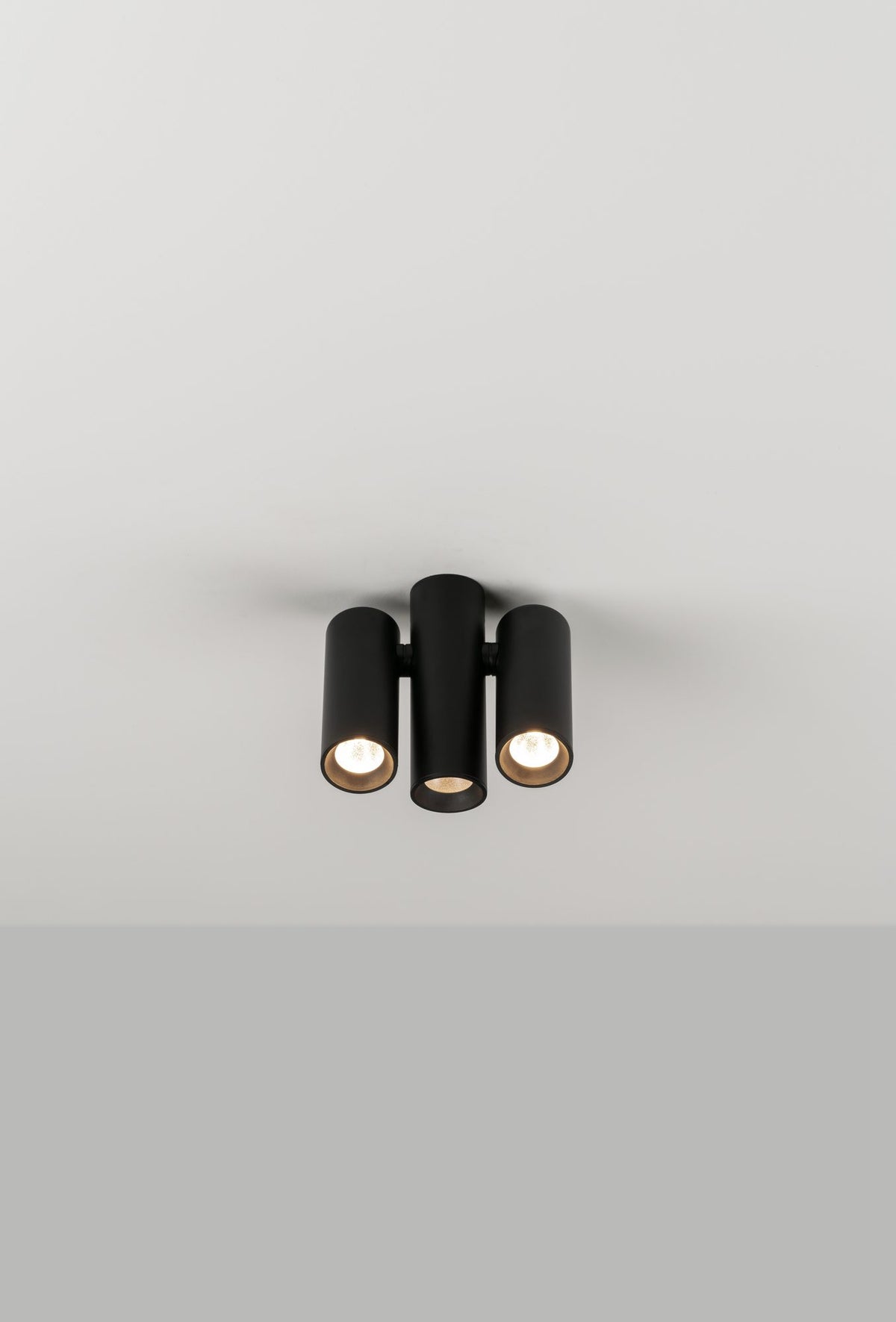 Plafón técnico compacto de 3 luces con LED DOB 5W – Milan Haul 40 – perfil de aluminio extruido, 2 acabados