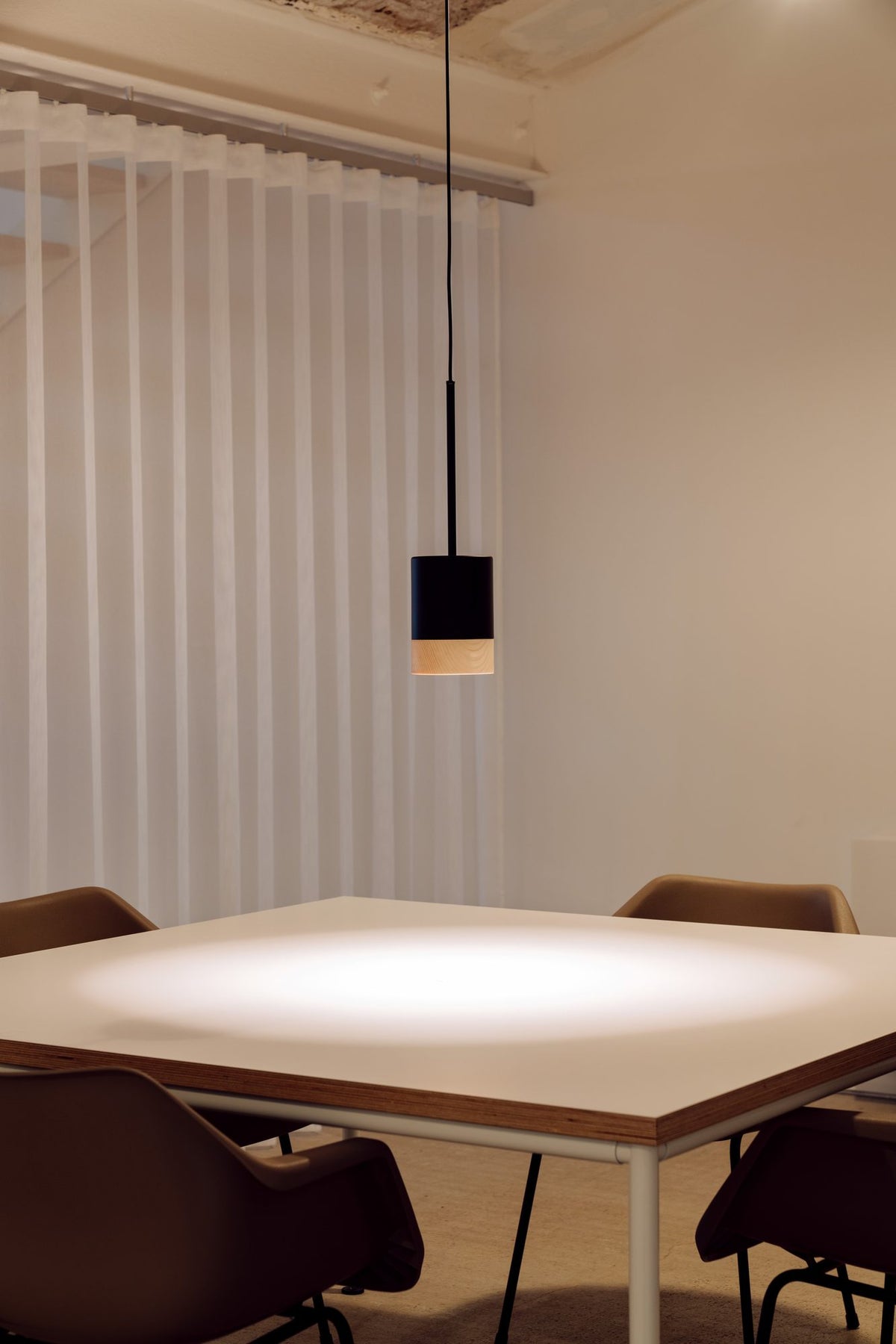 Lámpara colgante – Milan Third – detalle en madera de fresno, acabado negro texturado