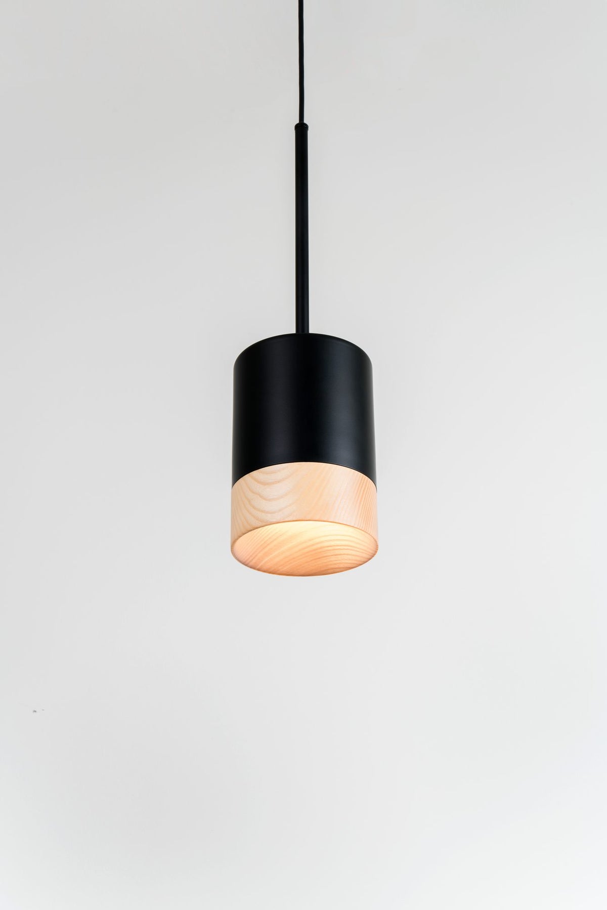Lámpara colgante – Milan Third – detalle en madera de fresno, acabado negro texturado