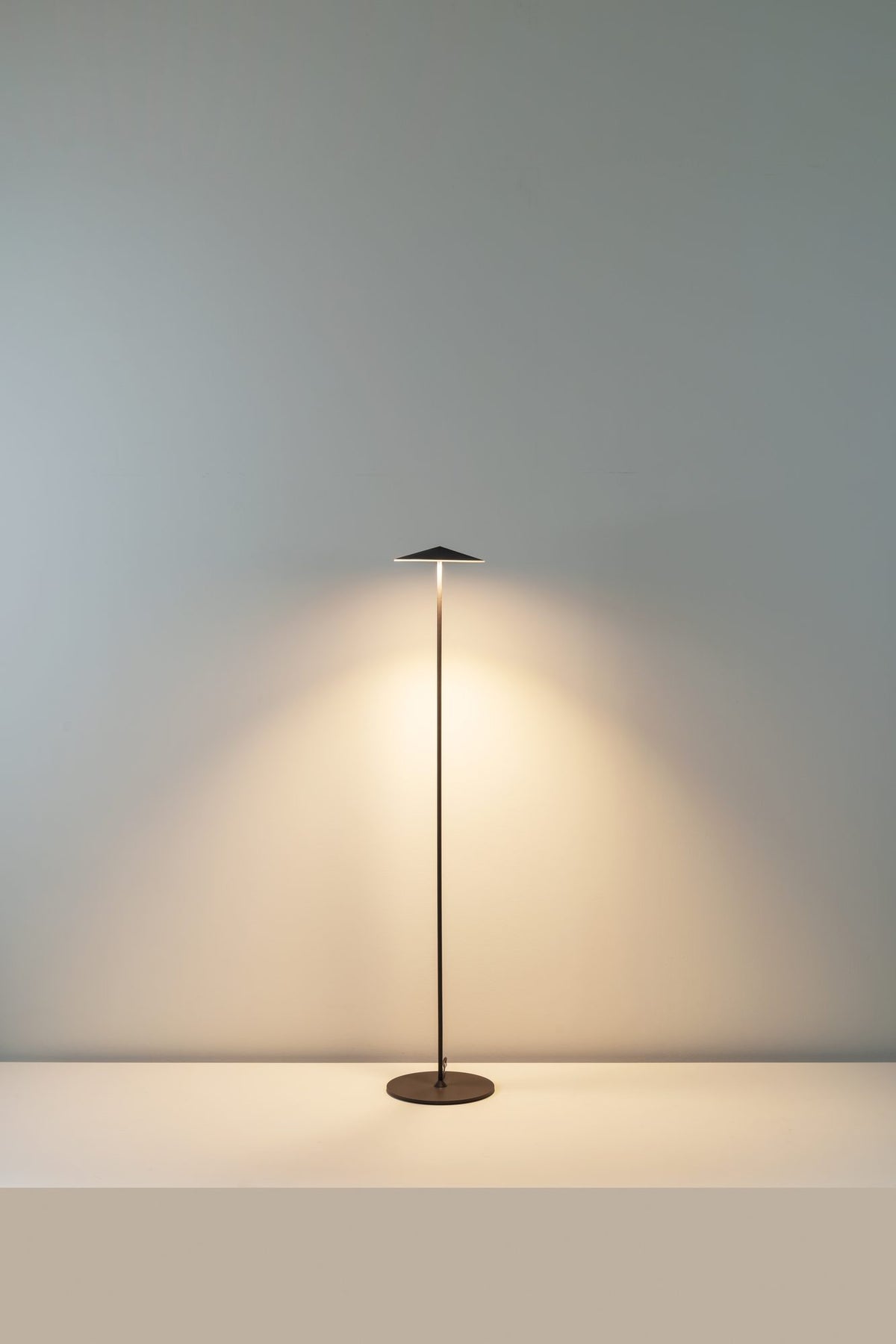 Lámpara de pie de salón 120 cm – Milan Pla – cuerpo de aluminio inyectado, 4 acabados