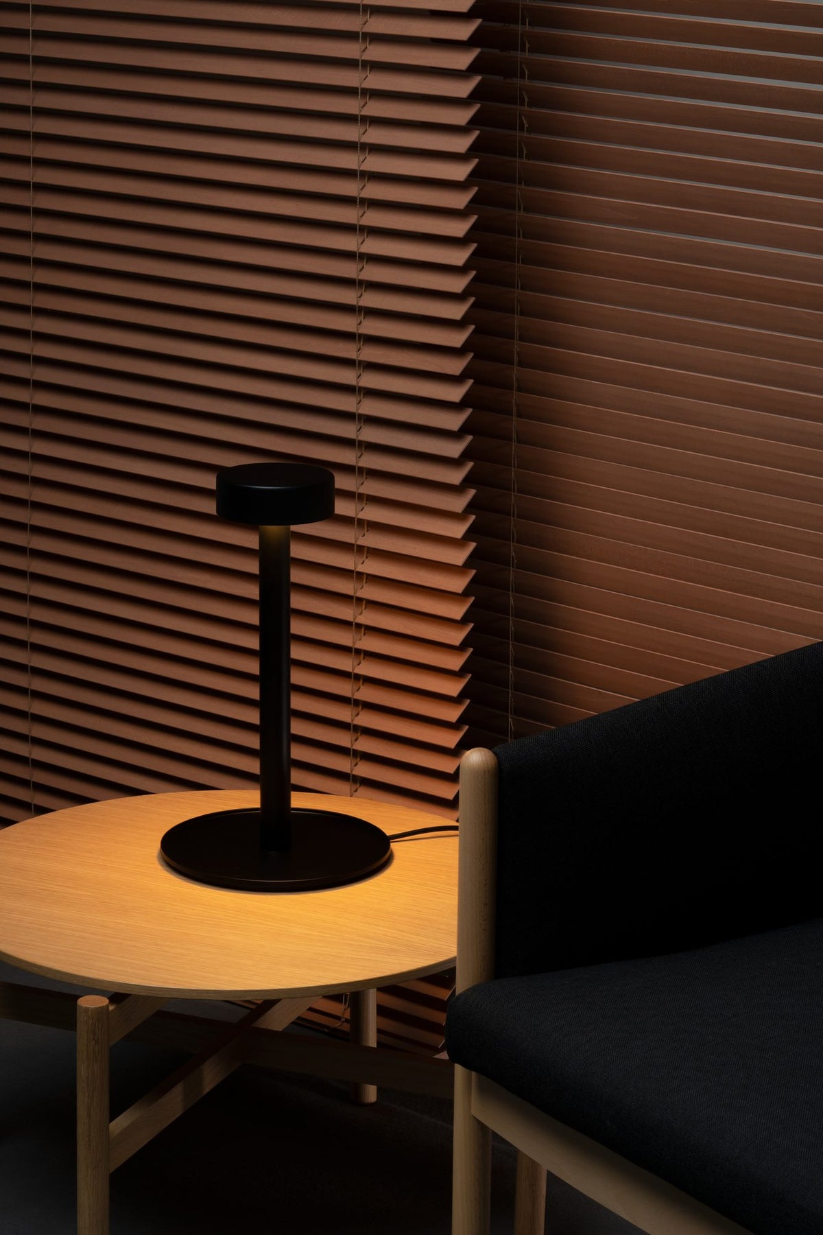 Lámpara de sobremesa – Milan Peak Lane – diseño LED en acero, acabado negro texturado