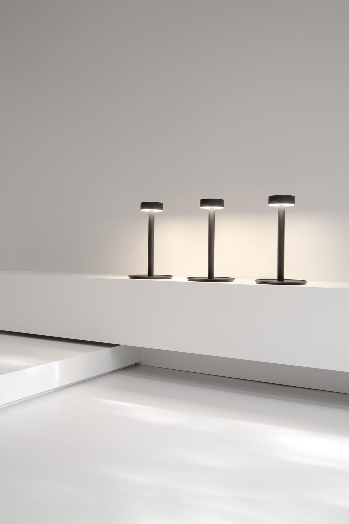 Lámpara de sobremesa – Milan Peak Lane – diseño LED en acero, acabado negro texturado