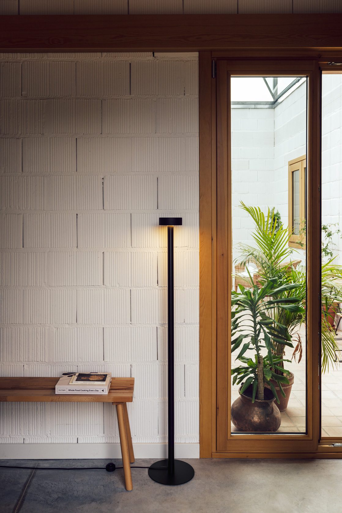 Lámpara de pie de salón 130 cm – Milan Peak Lane – diseño LED en acero, acabado negro texturado