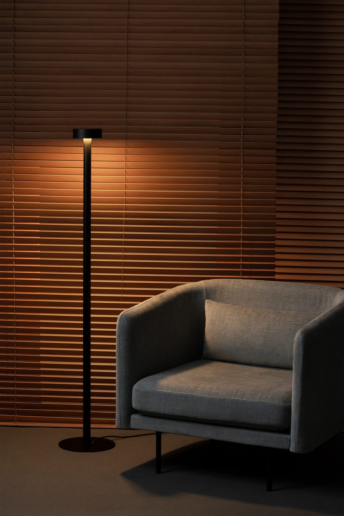 Lámpara de pie de salón 130 cm – Milan Peak Lane – diseño LED en acero, acabado negro texturado