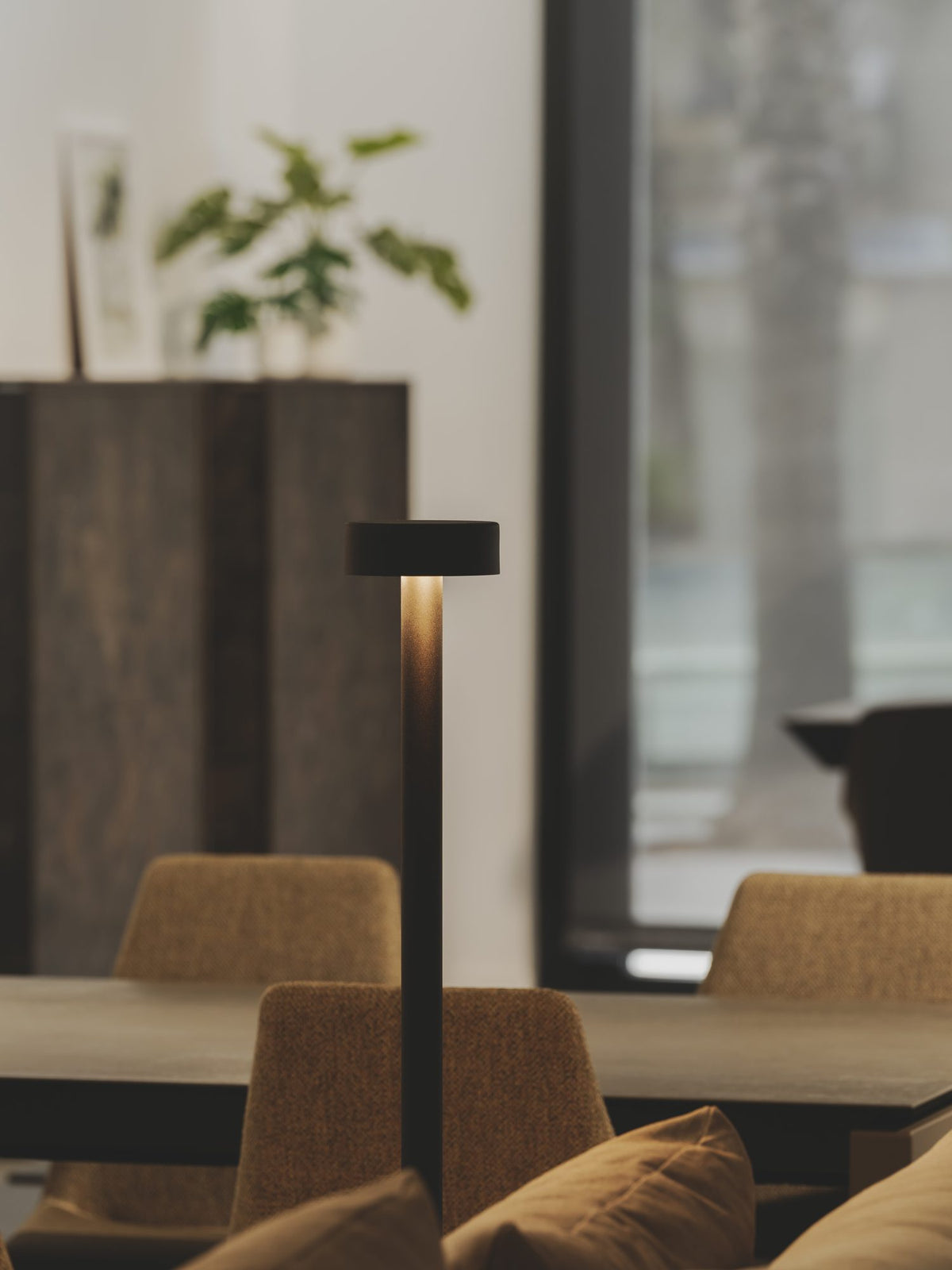 Lámpara de pie de salón 130 cm – Milan Peak Lane – diseño LED en acero, acabado negro texturado