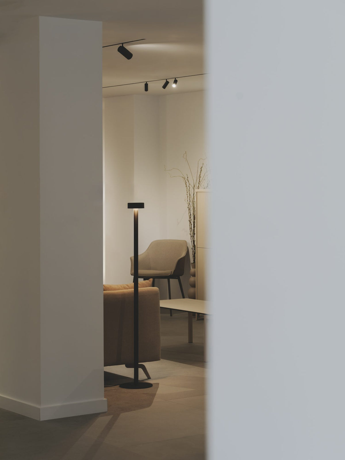 Lámpara de pie de salón 130 cm – Milan Peak Lane – diseño LED en acero, acabado negro texturado