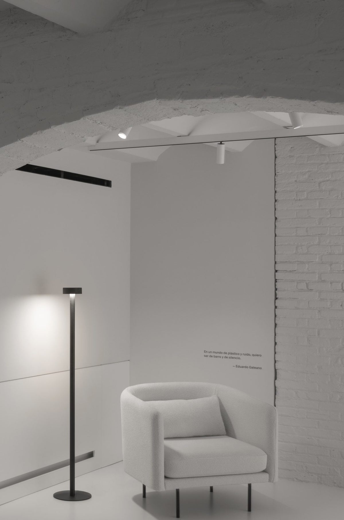 Lámpara de pie de salón 130 cm – Milan Peak Lane – diseño LED en acero, acabado negro texturado