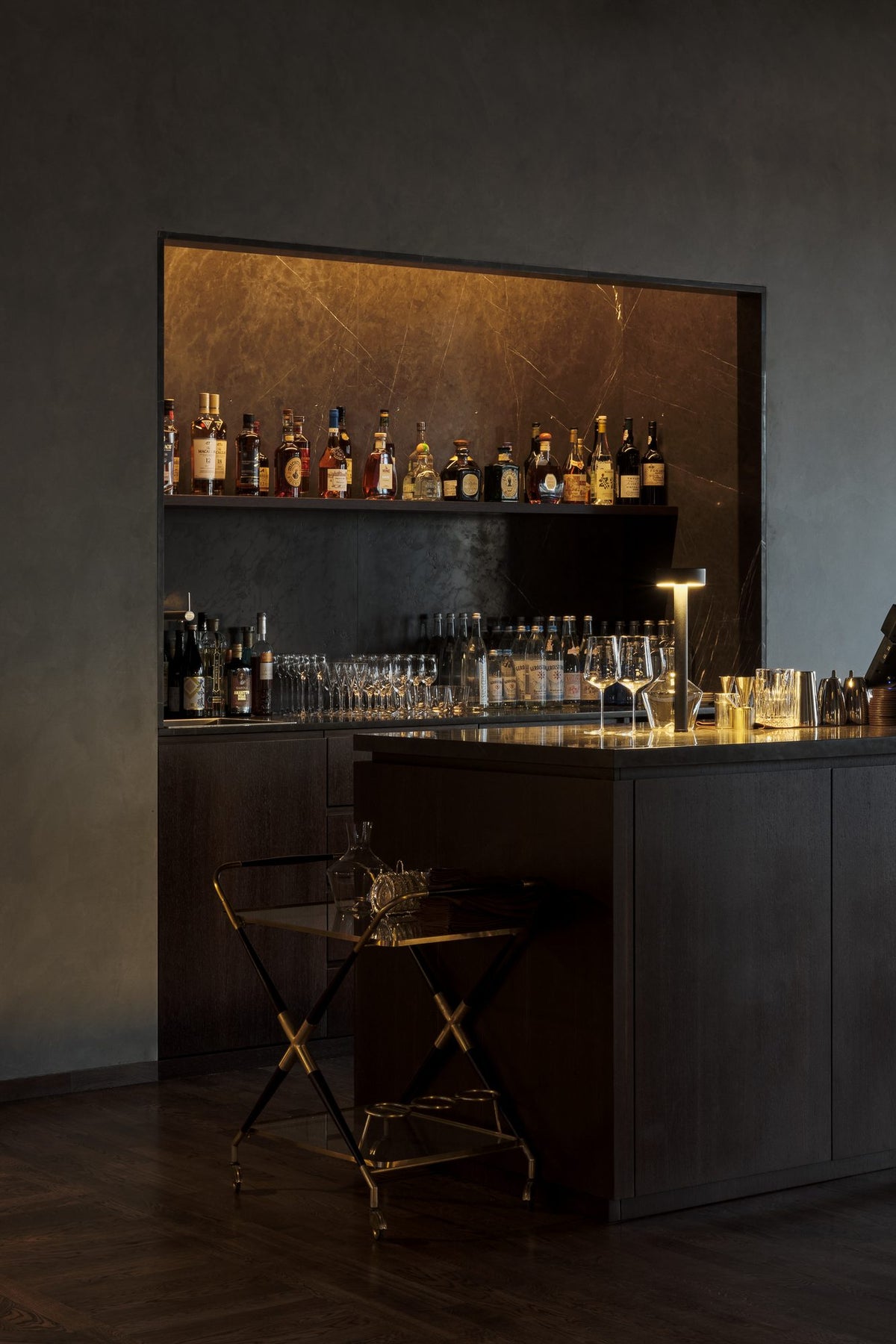 Lámpara de sobremesa con fijación a mesa – Milan Peak Lane – diseño LED en acero, acabado negro texturado