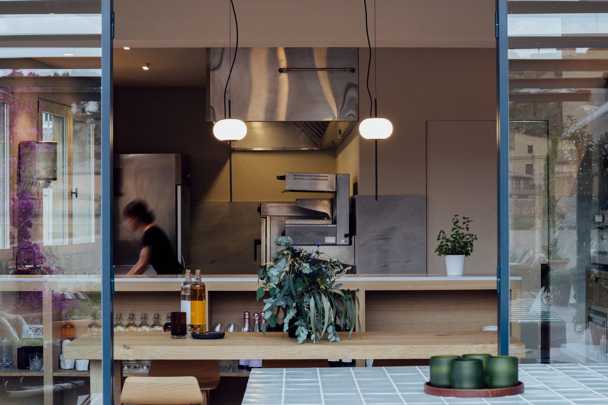 Lámpara colgante con base de apoyo – Milan Astros – diseño de líneas geométricas en acero, acabado negro texturado