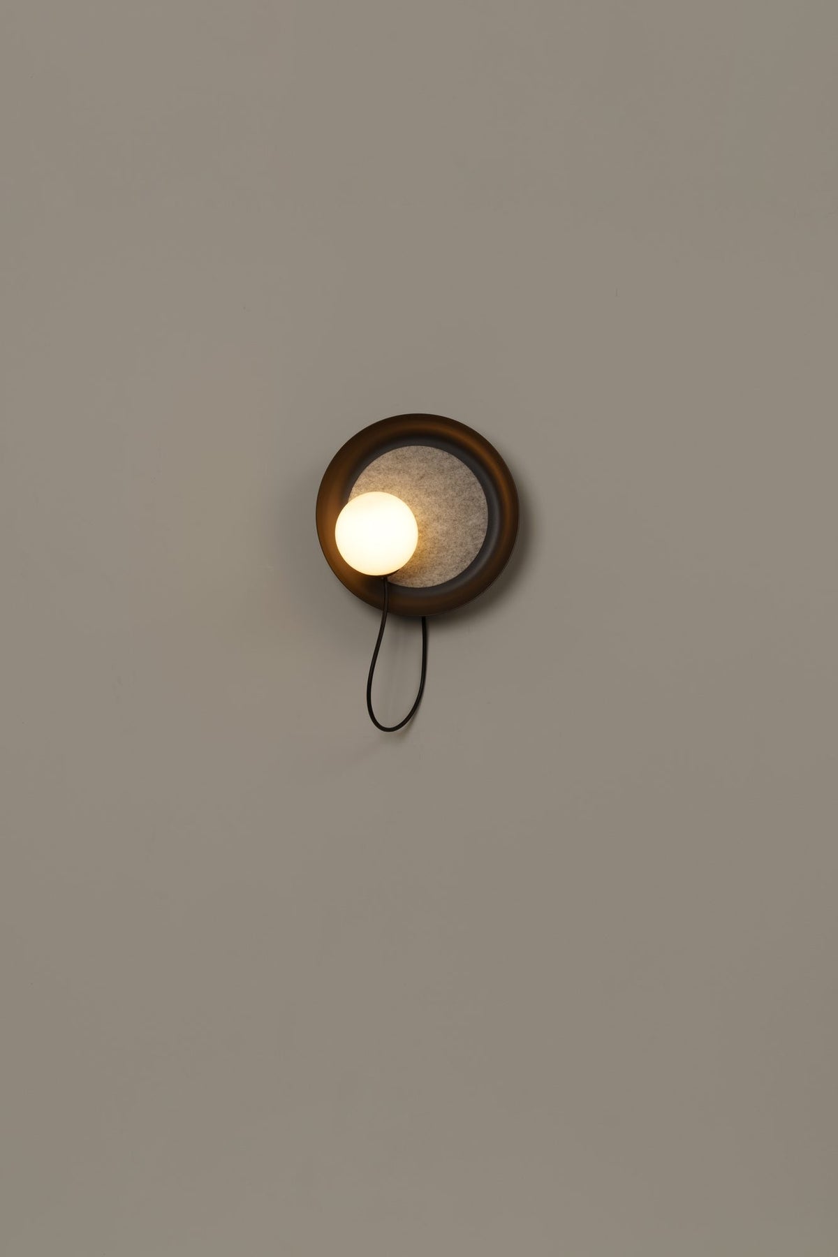 Aplique de pared – Milan Wire – tulipa de cristal conectada a pantalla textil mediante un hilo, 3 acabados
