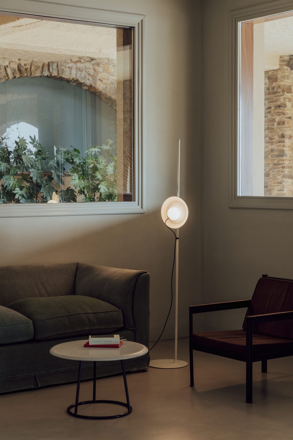 Lámpara de pie de salón – Milan Wire – tulipa de cristal conectada a pantalla textil mediante un hilo, 3 acabados