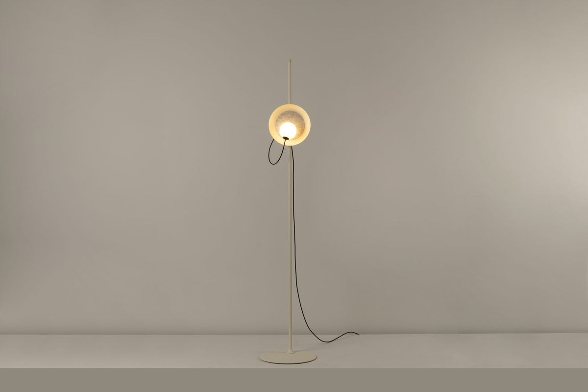 Lámpara de pie de salón – Milan Wire – tulipa de cristal conectada a pantalla textil mediante un hilo, 3 acabados