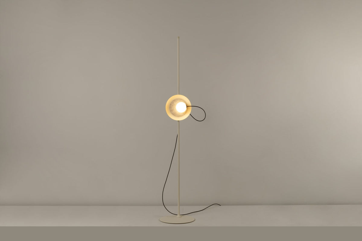Lámpara de pie de salón – Milan Wire – tulipa de cristal conectada a pantalla textil mediante un hilo, 3 acabados