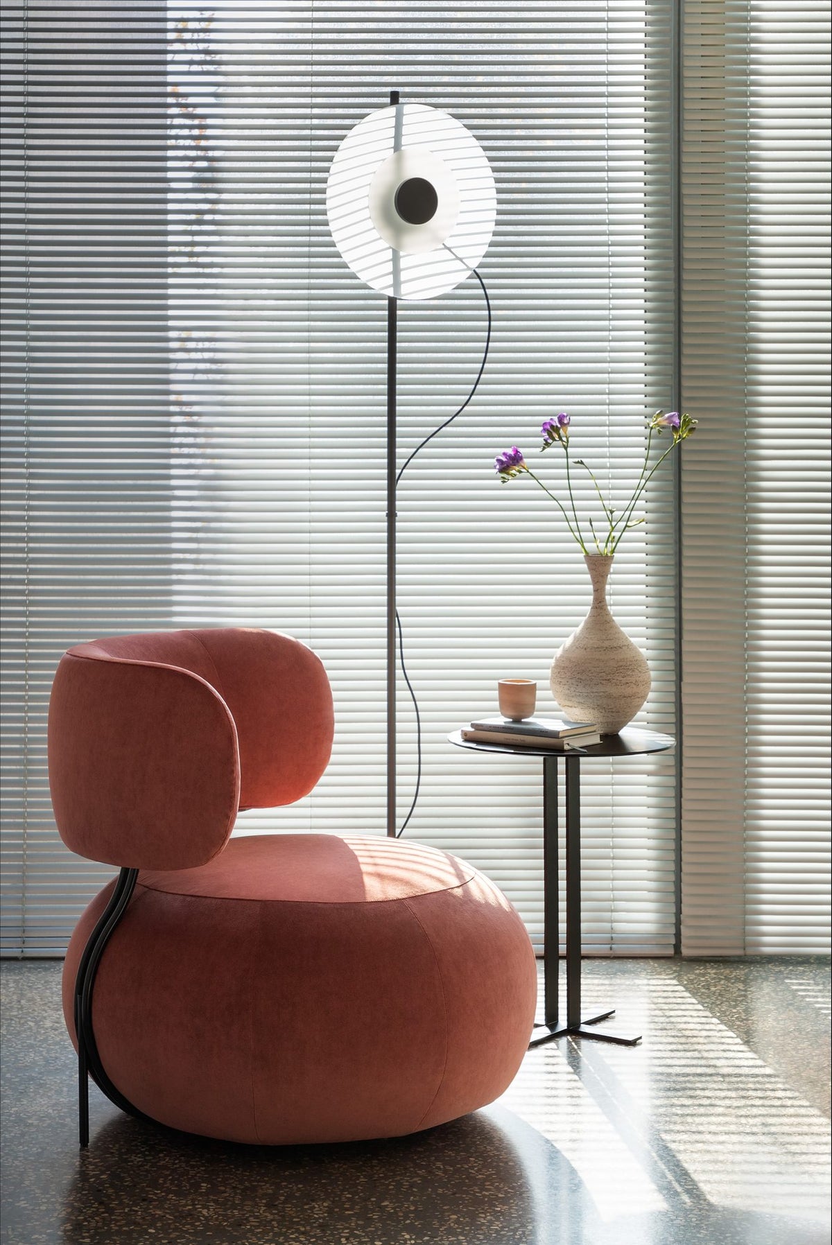 Lámpara de pie de salón – Milan Wire – tulipa de cristal conectada a pantalla textil mediante un hilo, 3 acabados