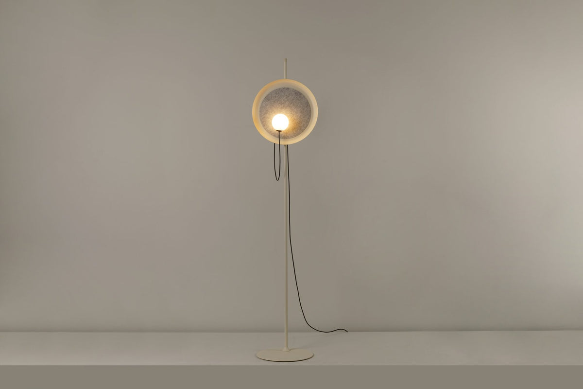Lámpara de pie de salón – Milan Wire – tulipa de cristal conectada a pantalla textil mediante un hilo, 3 acabados