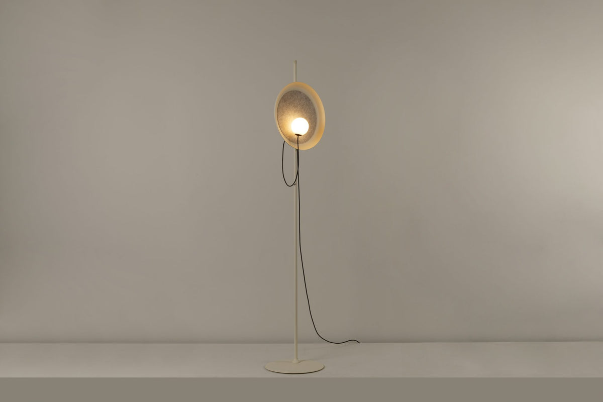 Lámpara de pie de salón – Milan Wire – tulipa de cristal conectada a pantalla textil mediante un hilo, 3 acabados