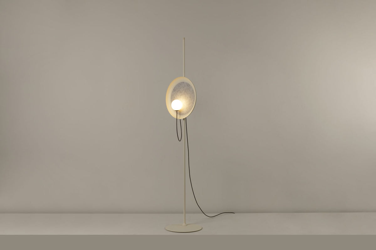 Lámpara de pie de salón – Milan Wire – tulipa de cristal conectada a pantalla textil mediante un hilo, 3 acabados