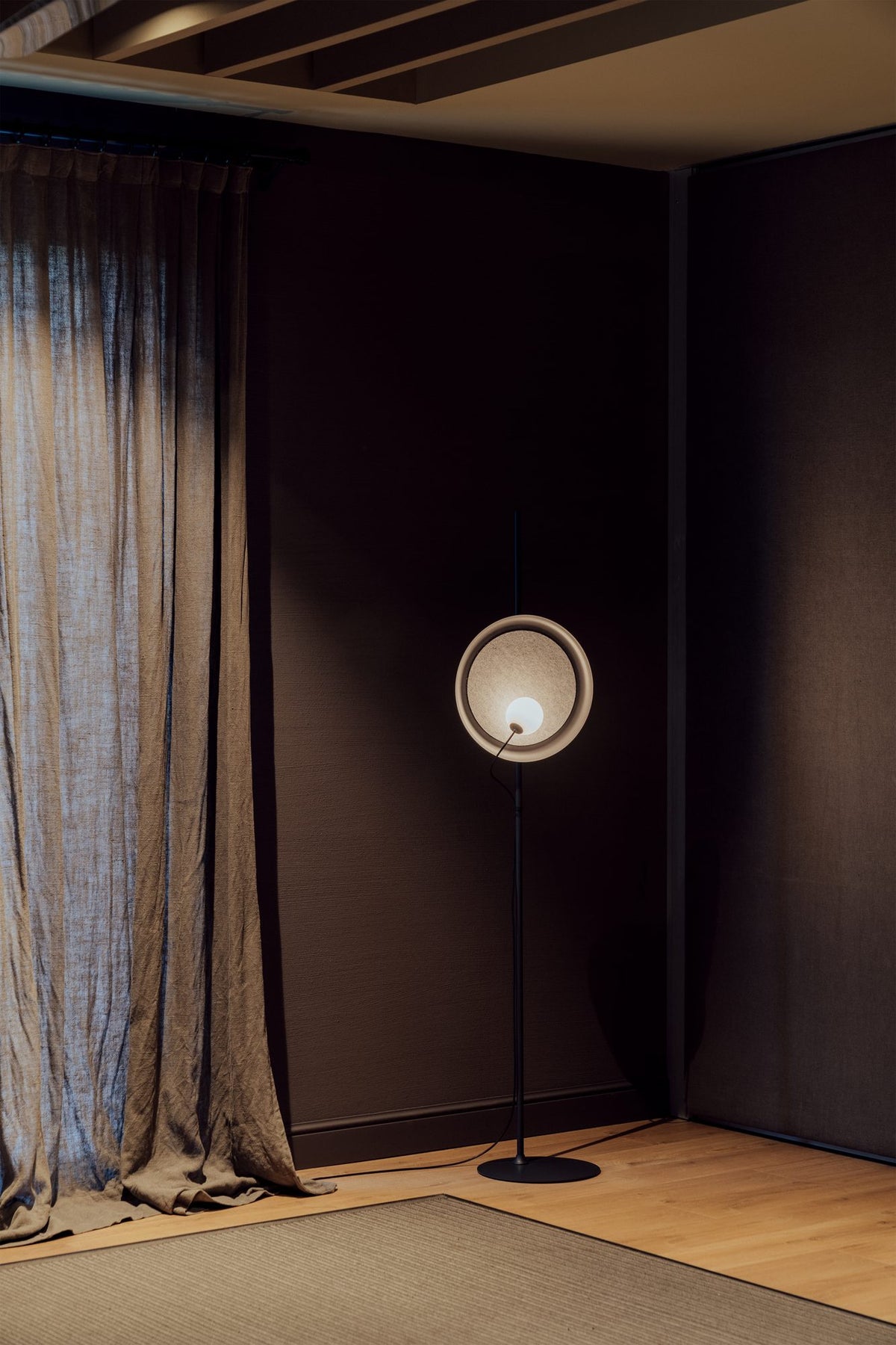 Lámpara de pie de salón – Milan Wire – tulipa de cristal conectada a pantalla textil mediante un hilo, 3 acabados